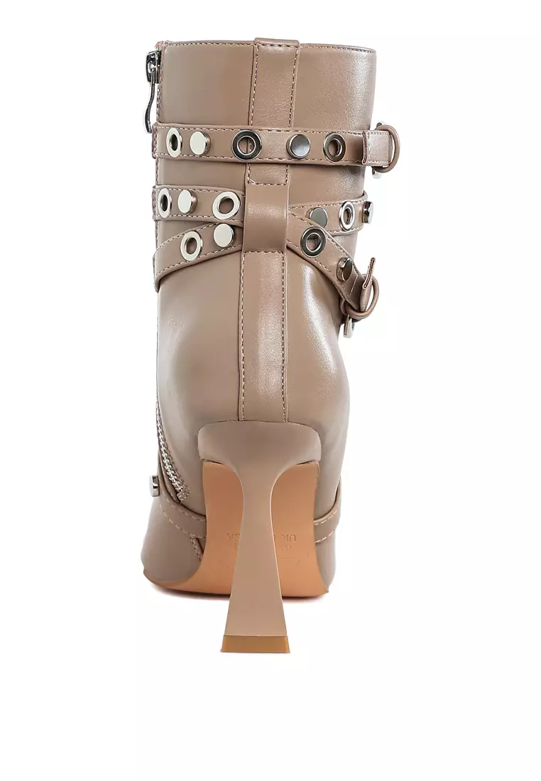 Sepatu bot bertali mata tali dan kancing berwarna krem