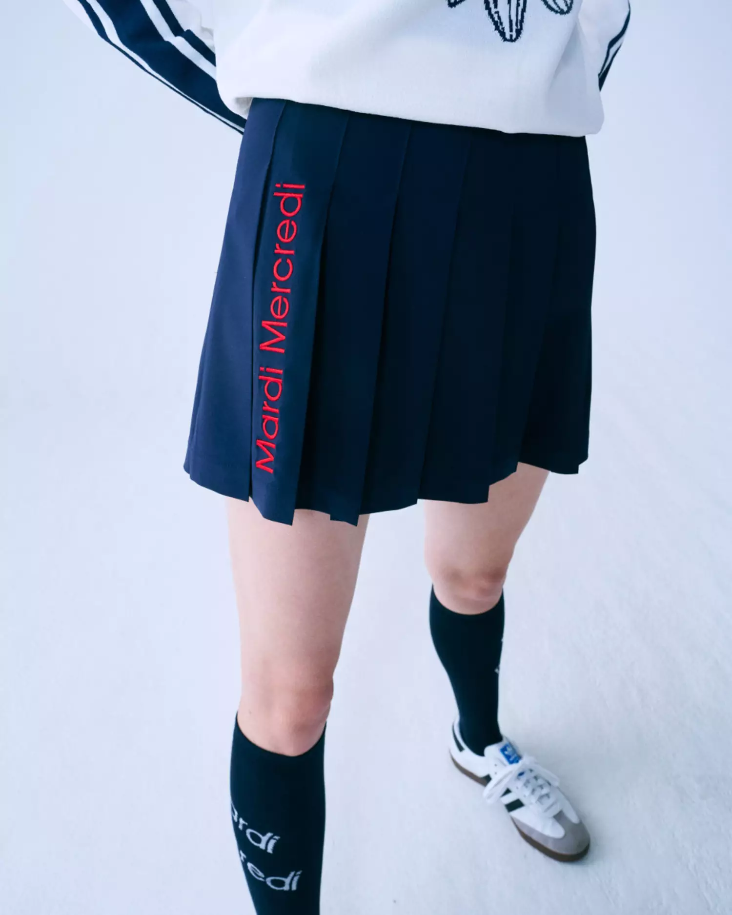 Jual Mardi Mercredi PLEATS MINI SKIRT LOGO NEEDLEWORK NAVY
