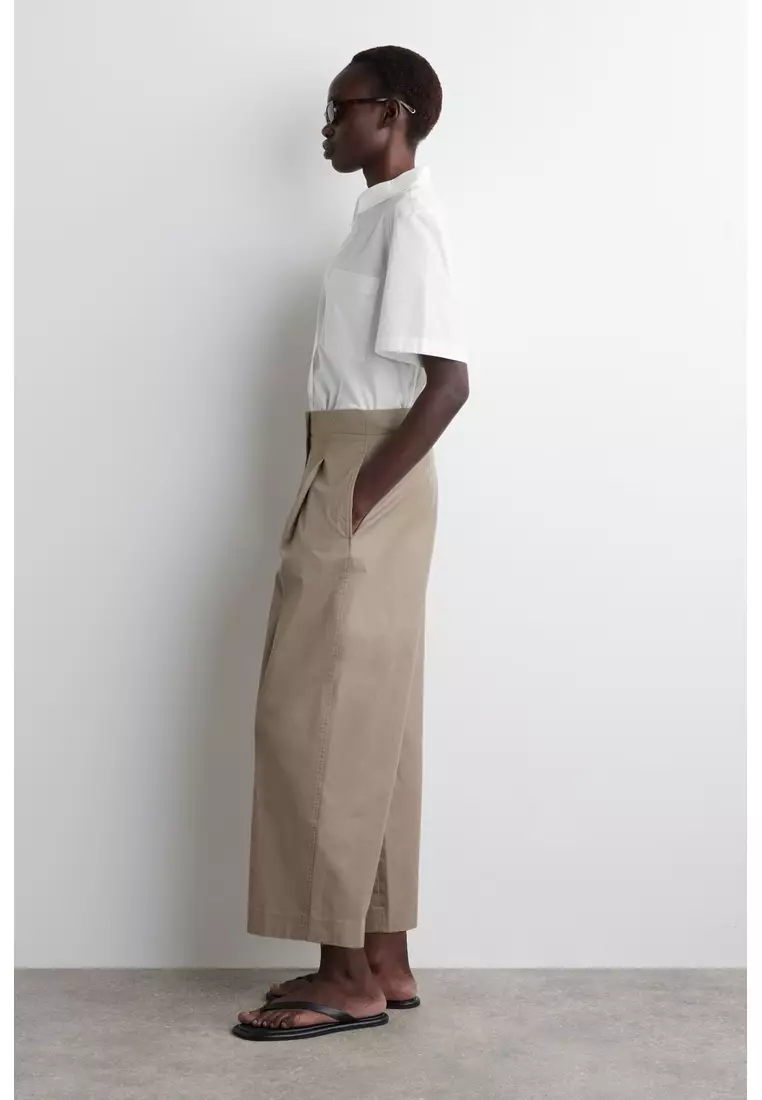 PLEATED BARREL-LEG CHINOS