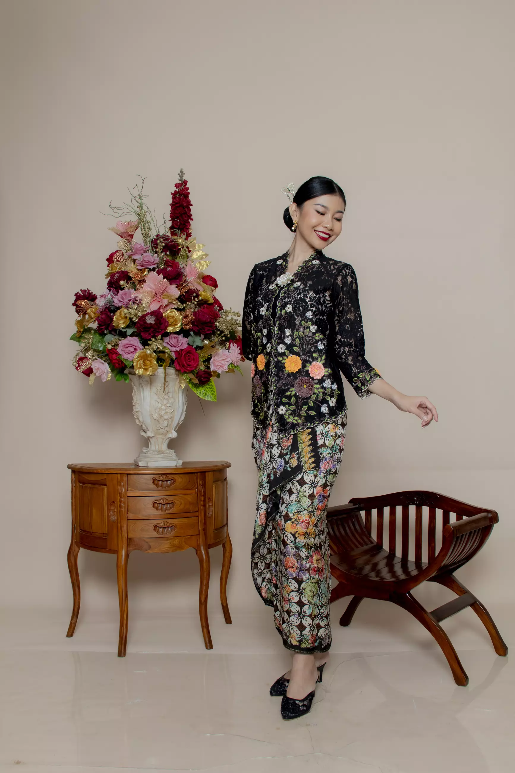 Kebaya Brokat Roses 3 Dimensi in Black Color