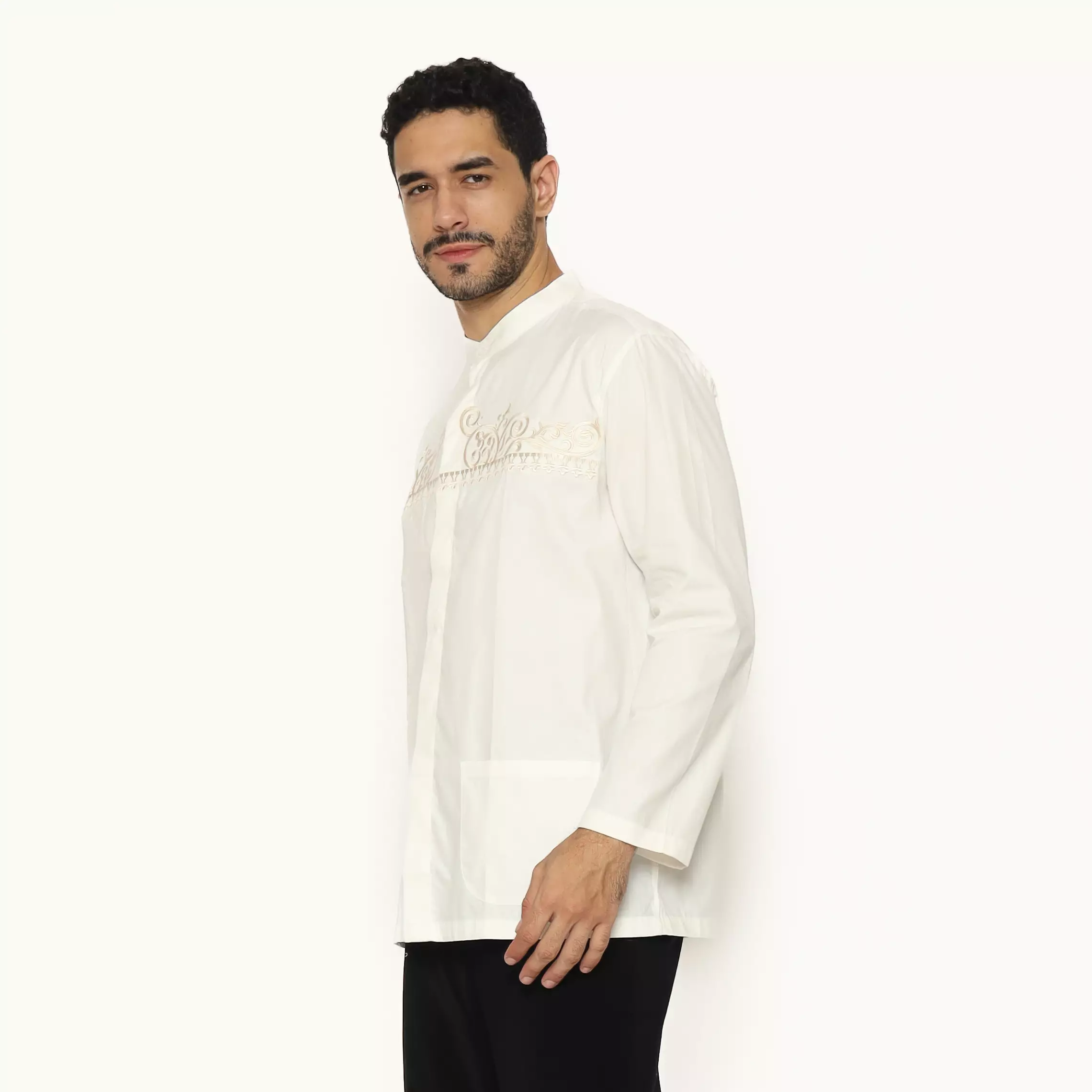 Lawell Baju Koko Pria Bordir Lengan Panjang Modern Fit Warna Off White – LAQKFLBKQG101QCTNQNM