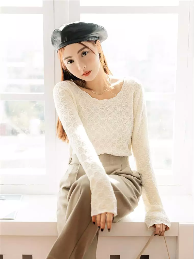 Solid Color Skin-Friendly 3D Texture Round Neck Long Sleeve Top [AB17955]