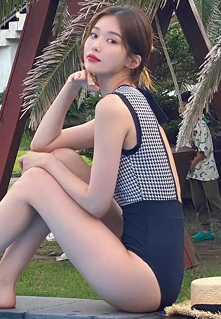 復古千年格露背遮肚連身泳衣 A22031721