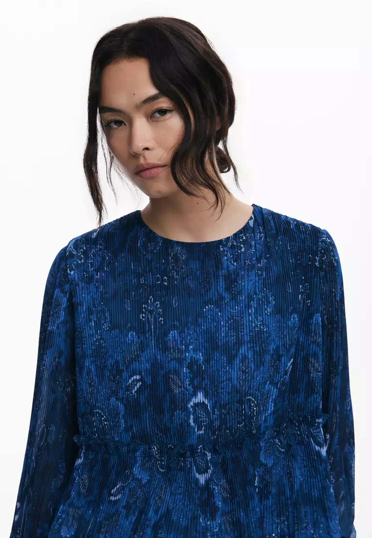 Long-sleeve pleated blouse