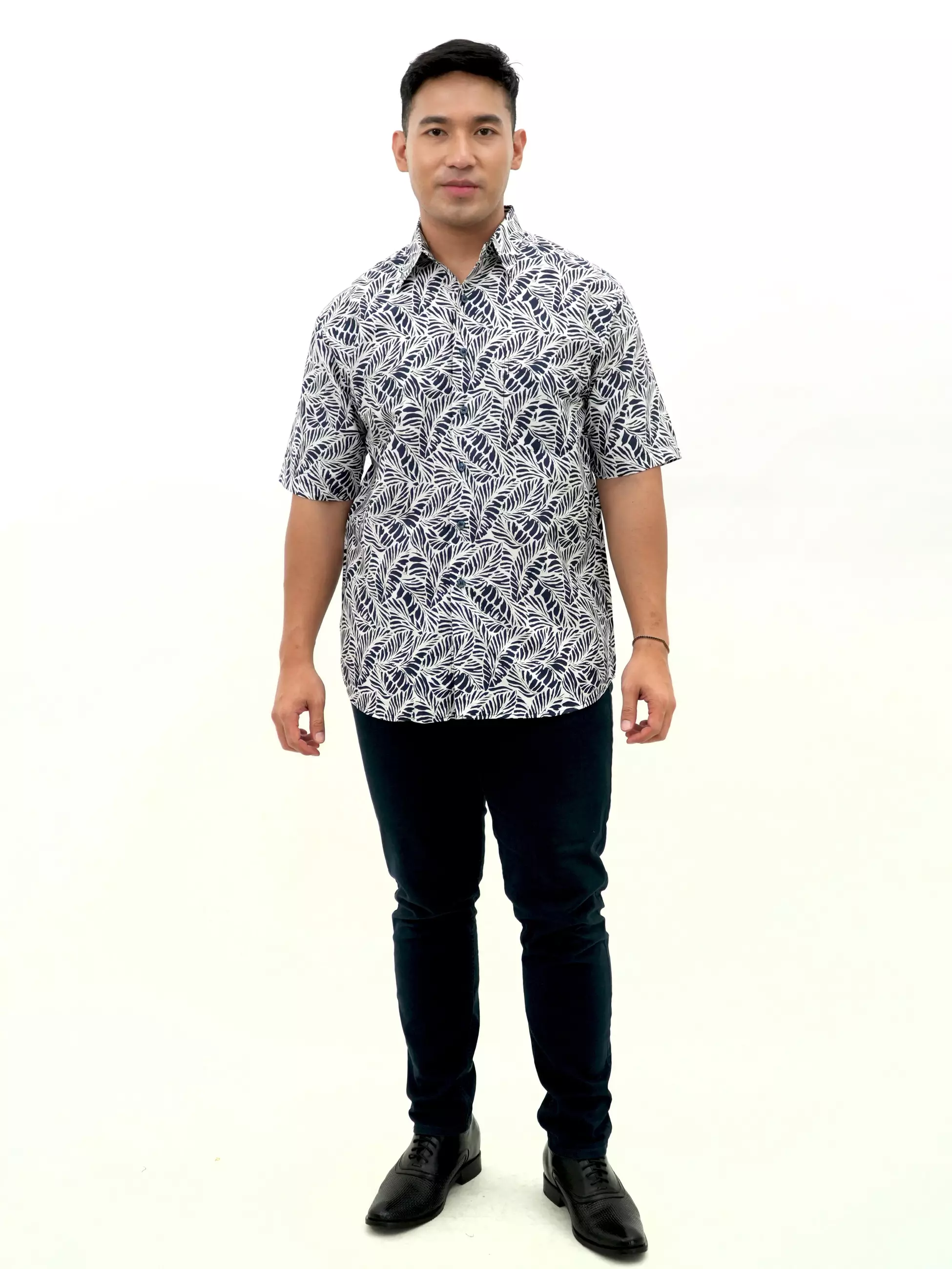 Kemeja Lengan Pendek Putih Navy Motif Daun 16846