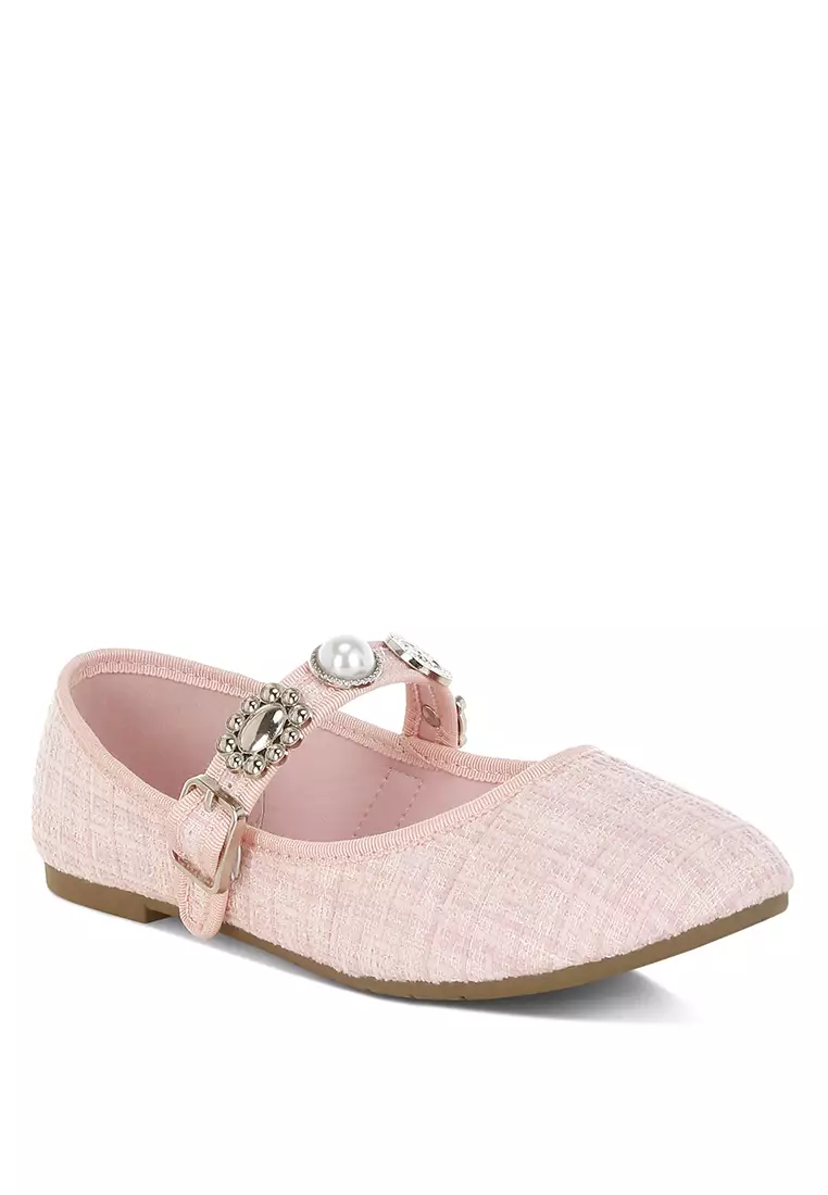 Sepatu Mary Jane dari Tweed yang Dihiasi dengan Pesona Warna Pink