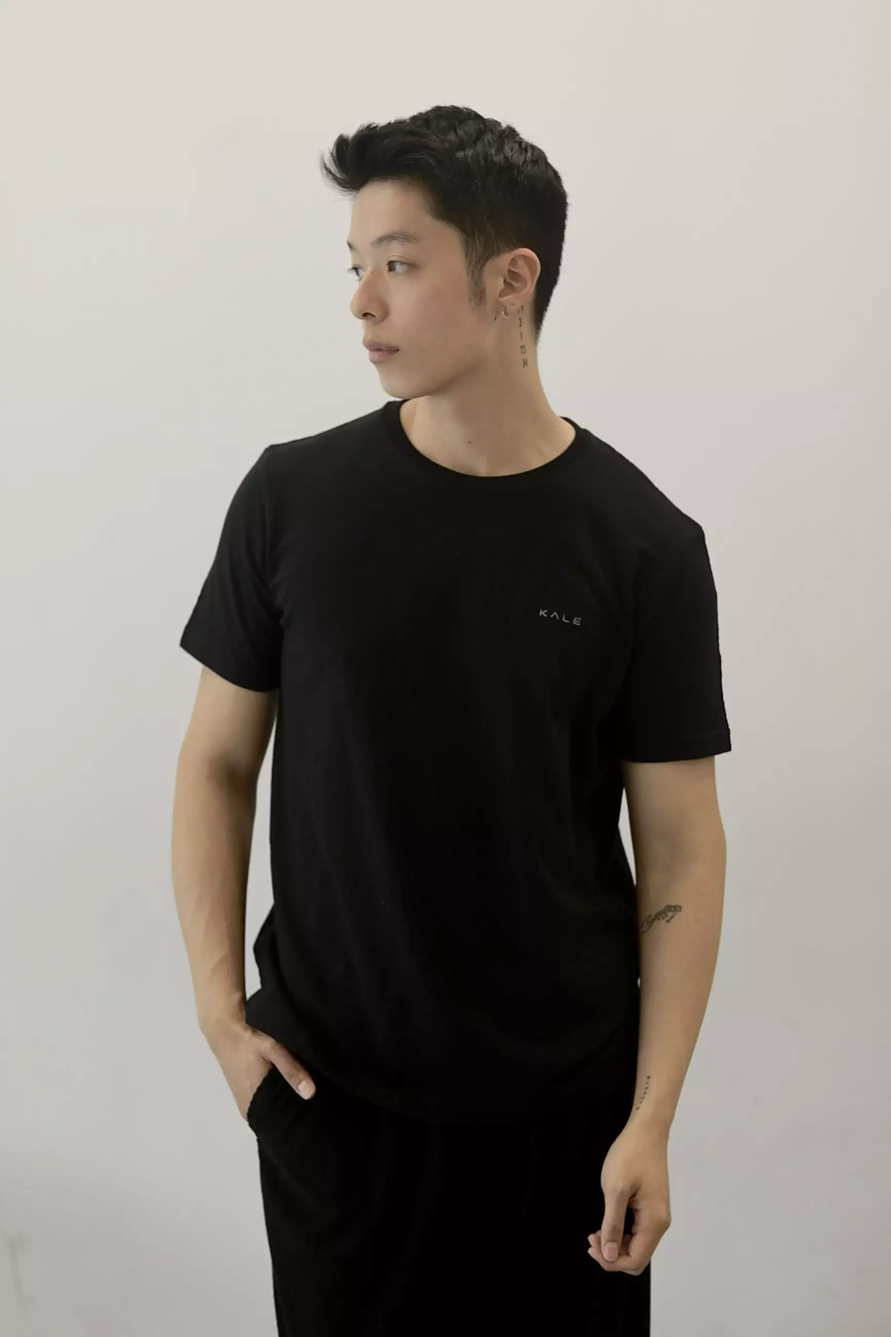 Kale T-Shirt Yovan Black Kaos Polos Hitam Pria Wanita Unisex Casual Men