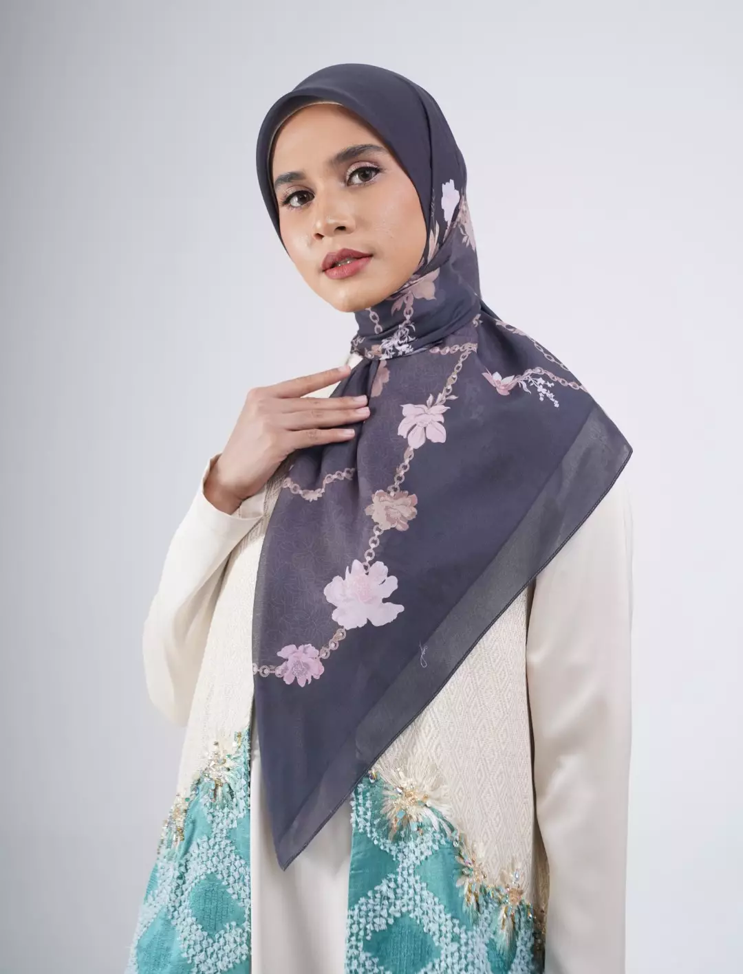 Niomy Printed Scarf Black | Hijab Kerudung Segi Empat Motif