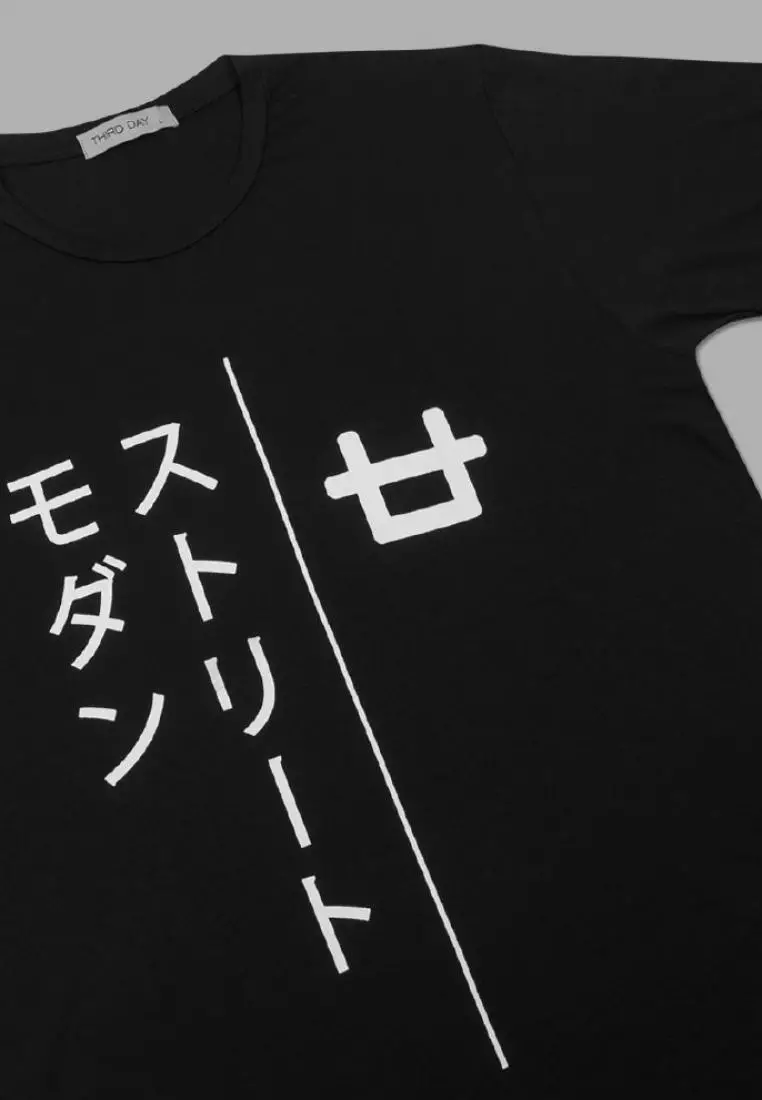 MT816Q s/s Men Katakana halp logo Kaos pria hitam