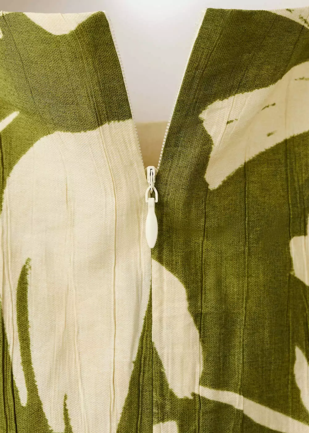 Atasan peplum dengan detail lipit