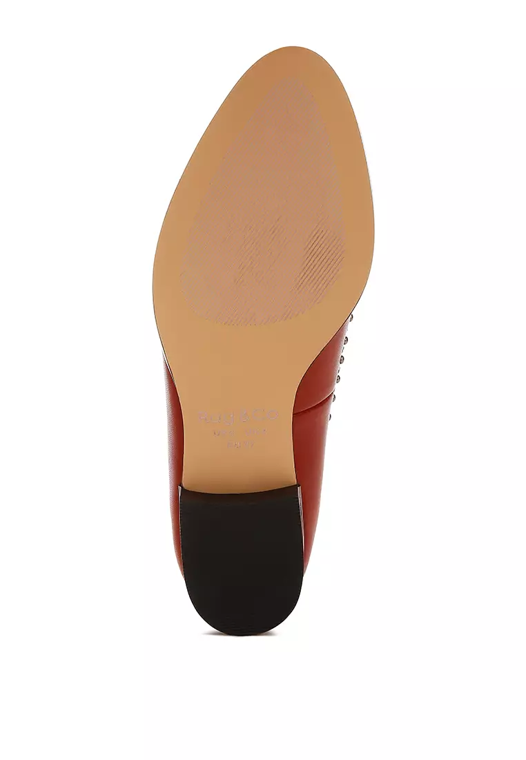 Sepatu Kulit Berhias Kancing dalam Warna Burgundy