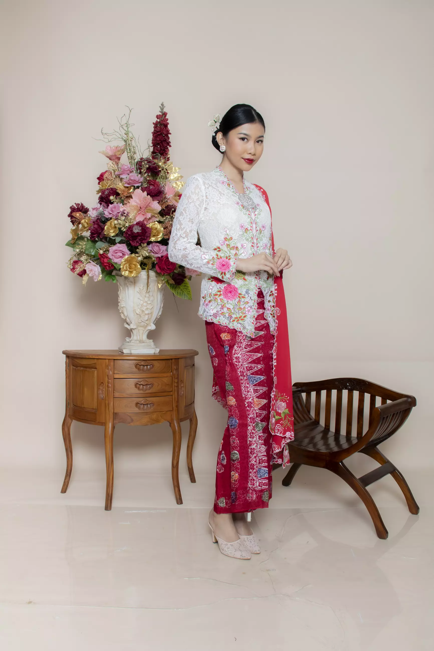 Kebaya Brokat Roses 3 Dimensi in White Color