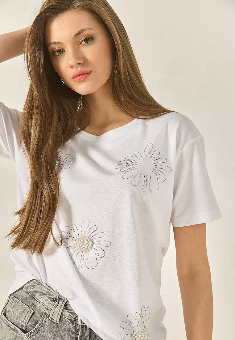 Women's Flower Motif Stone Bead Embroidered Regular Fit Cotton T-Shirt 8128 60283300