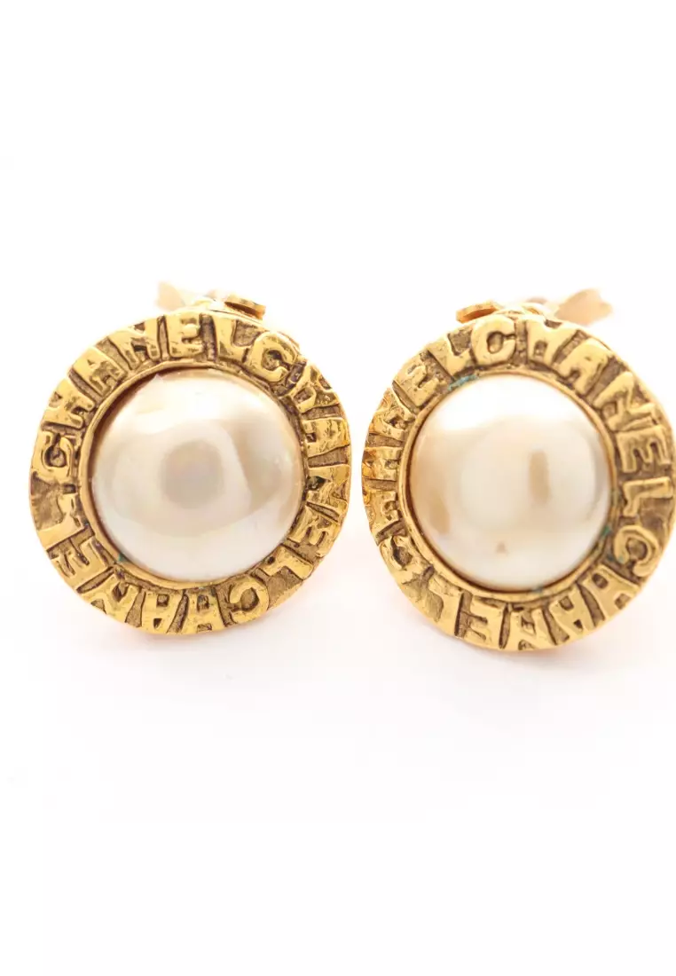 Pre-Loved Chanel circle logo earrings GP Fake pearl gold off white vintage