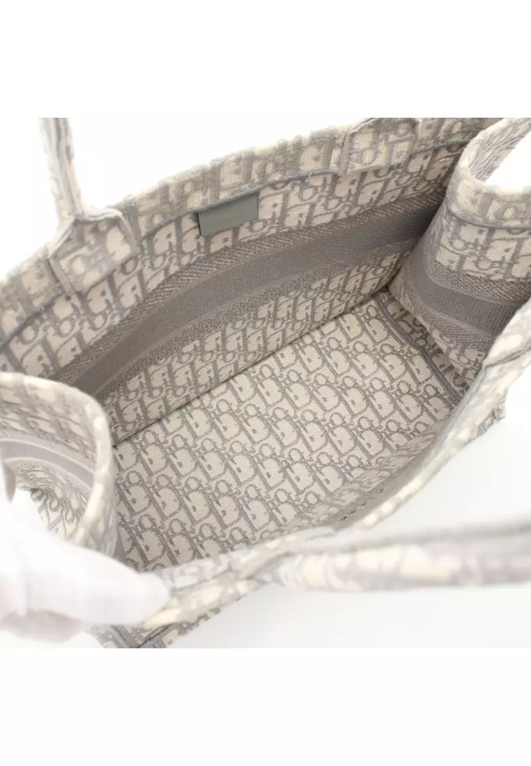 Inside dior book 2025 tote