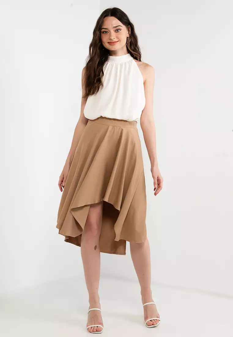 Asymmetrical skirt outlet with logo taping