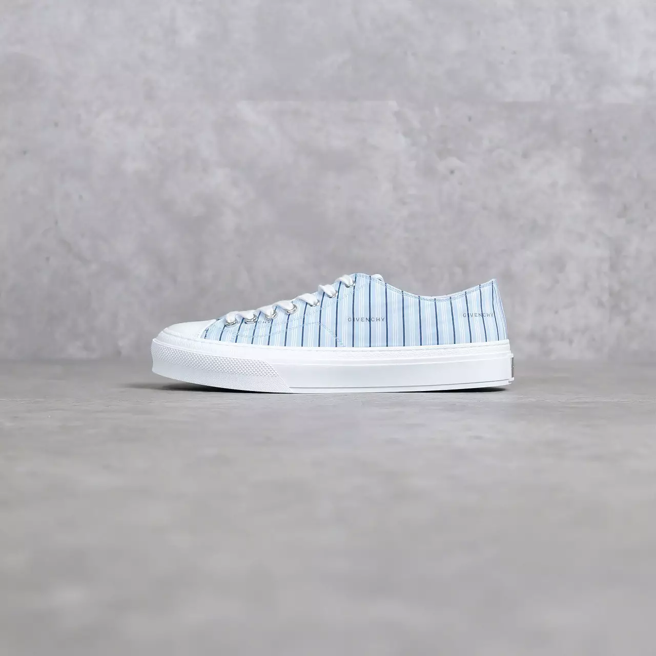 Sepatu GIVENCHY TEXT PLAIN BLUE SNEAKER 100% ORIGINAL
