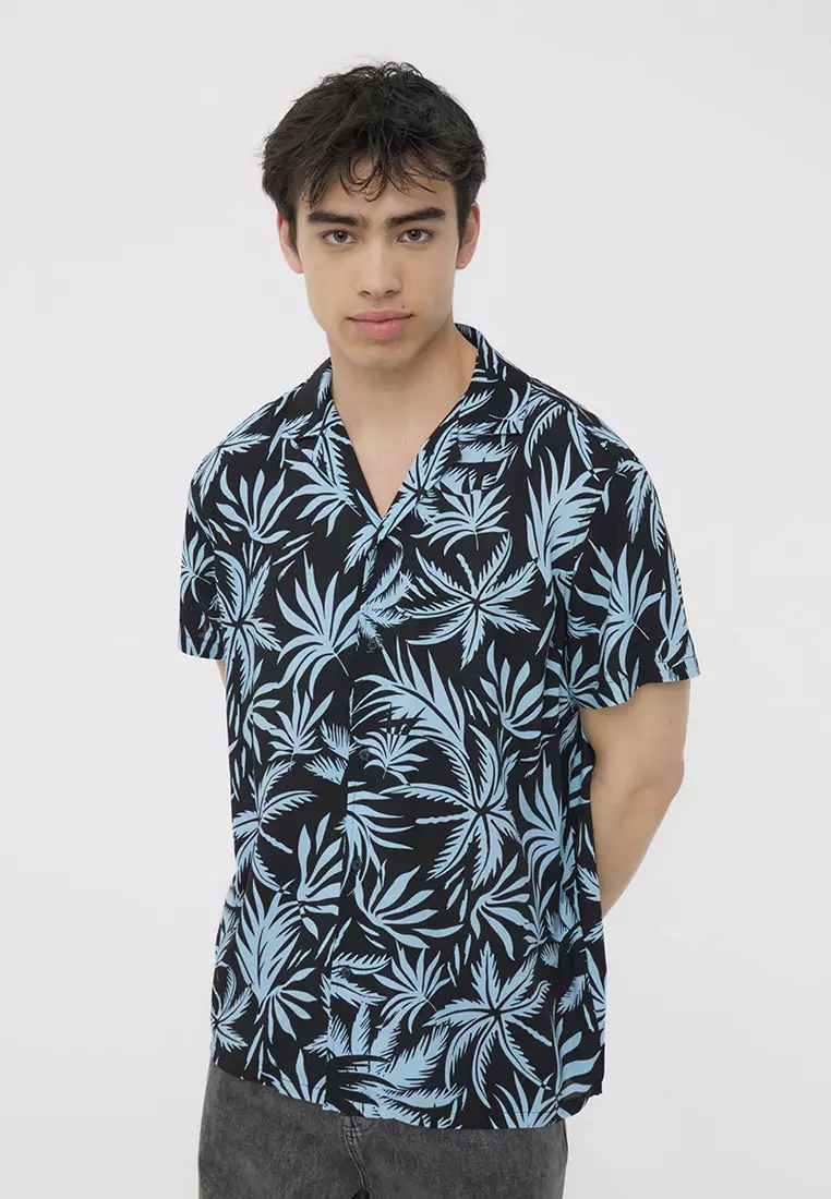 Man Short-Sleeved Shirt