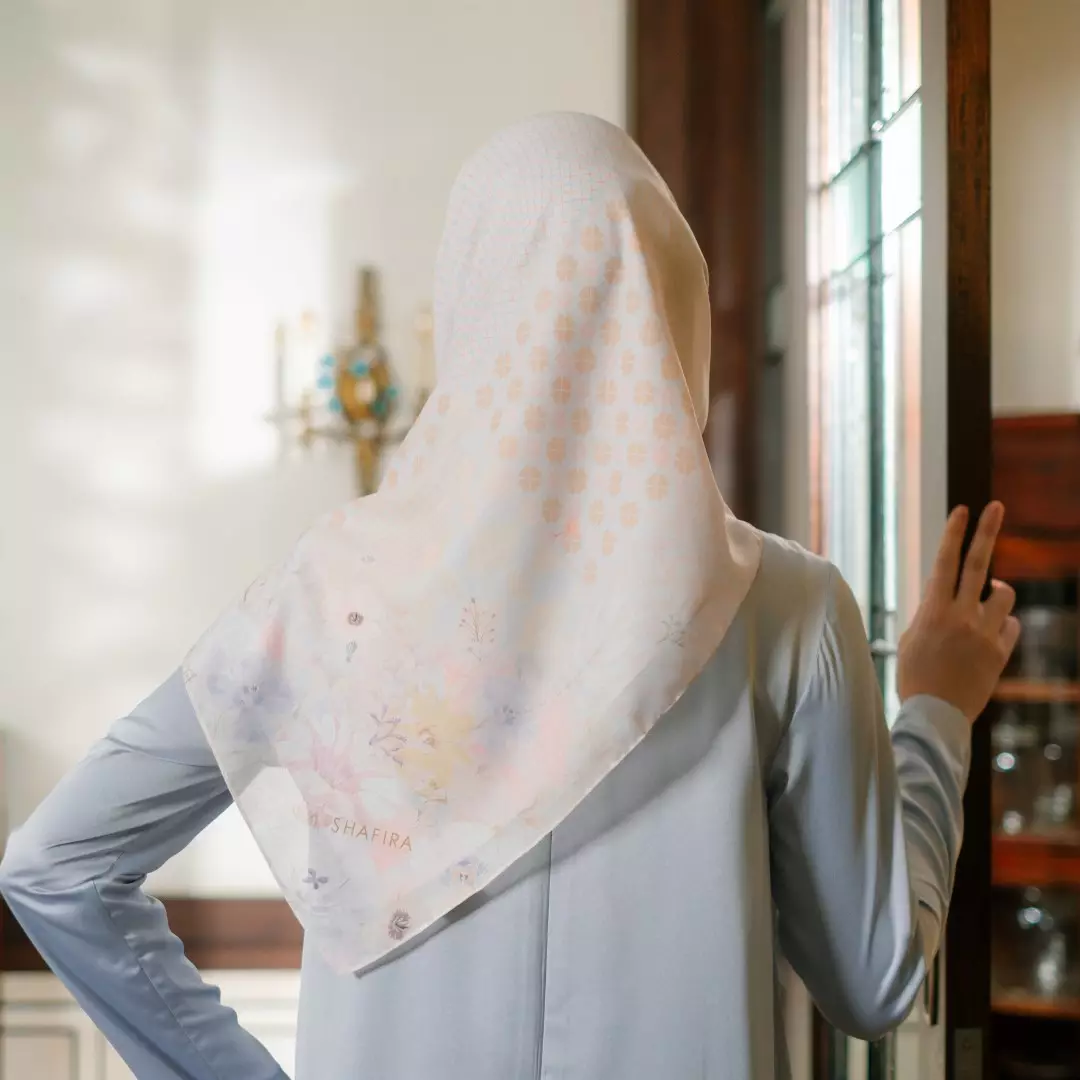 Gwenn Scarf Printed | Hijab Kerudung Segi Empat Motif Light Grey