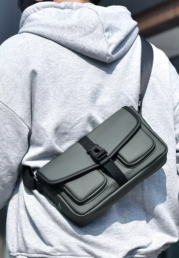 Men's trendy and fashionable waterproof travel bag