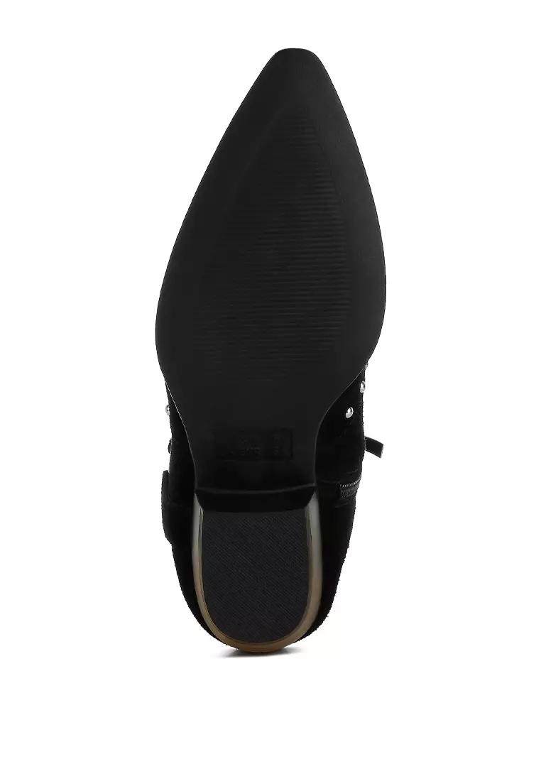 Sepatu bot bertabur paku dari bahan suede berwarna hitam