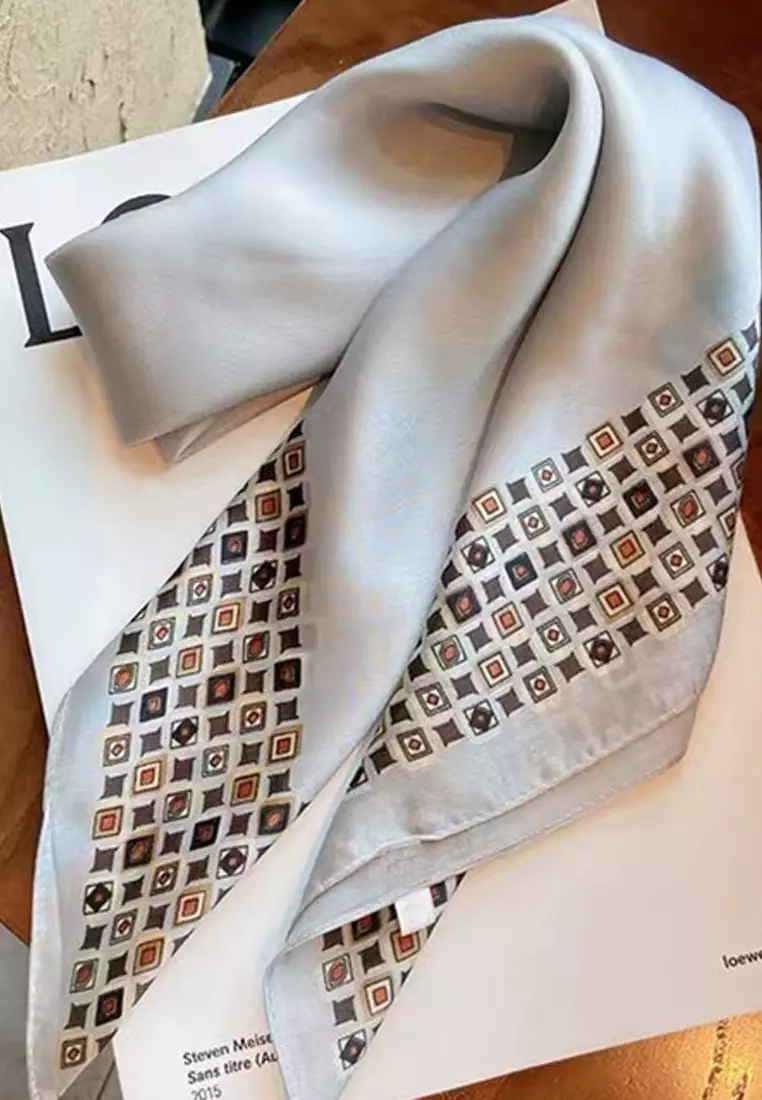 Aksesoris Scarf Wanita Monogram Border Motif Silky Square Satin Scarf Segi Empat Ukuran Kecil Nude Beige