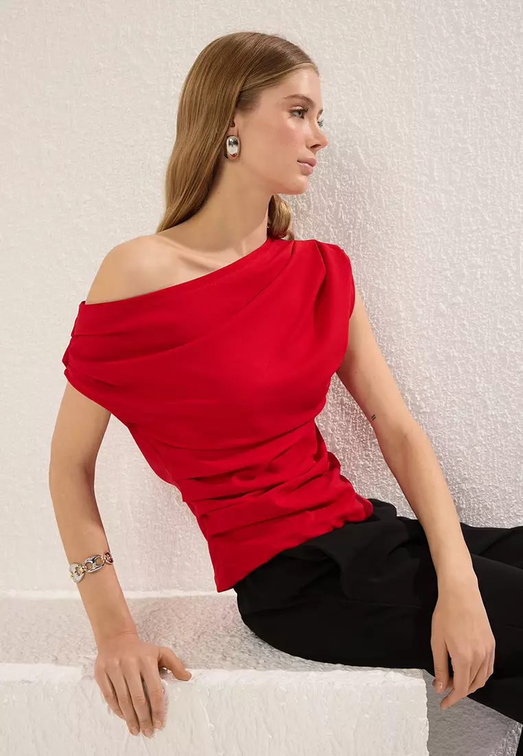 Red Gathered/Draped Detailed Flowy Asymmetric Collar Knitted Blouse TWOSS25BZ00024