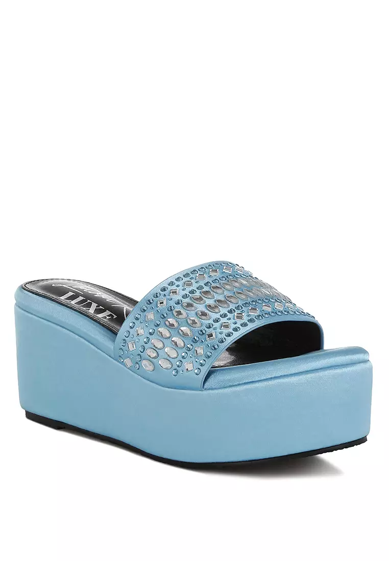 Detail Berlian Imitasi & Berlian Imitasi Bergaya di Flatforms Biru