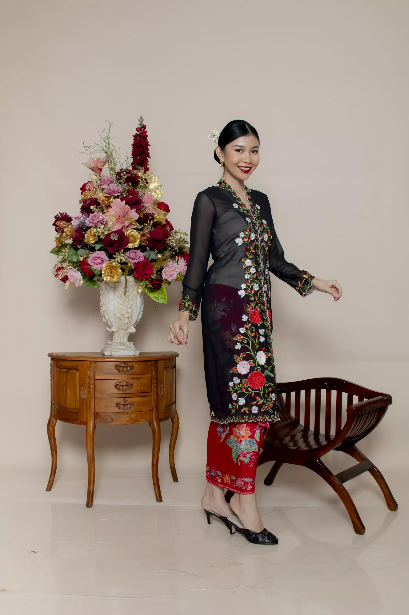 Kebaya Panjang Rose 3 Dimensi dalam warna hitam