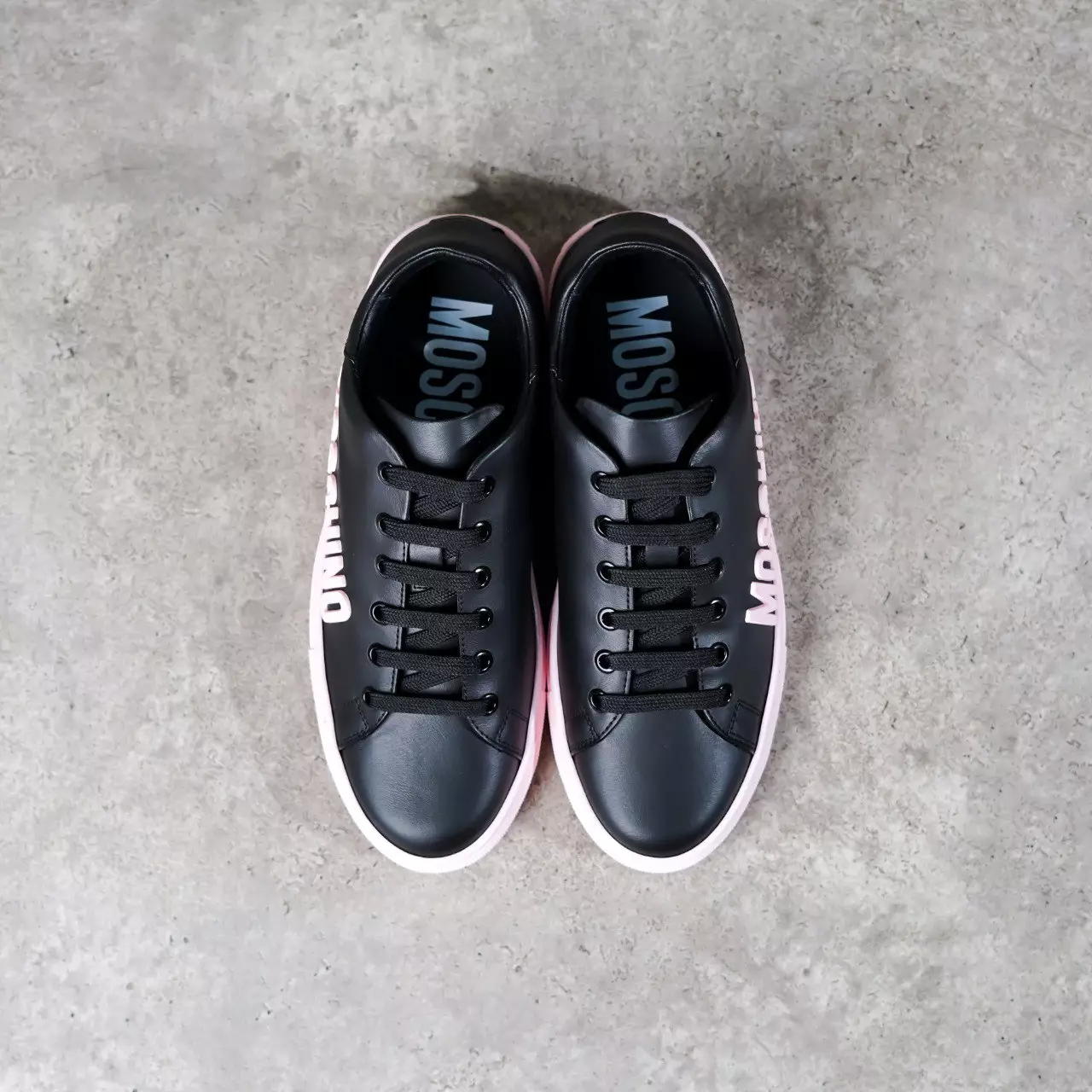 Sepatu MOSCHINO TEXT SIDE BABY PINK EMBOSSED BLACK LEATHER SNEAKER 100% ORIGINAL