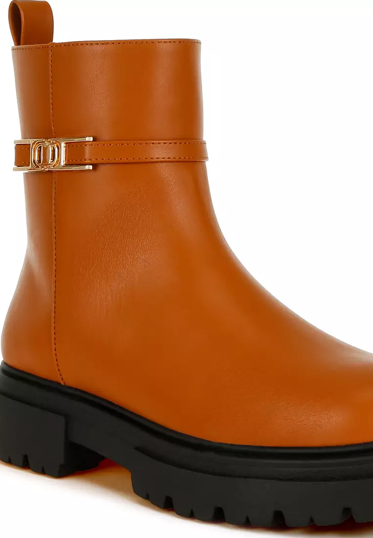 Sepatu bot dengan sabuk gesper warna cokelat