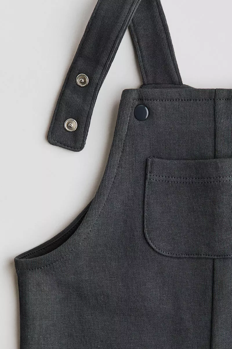 Sweatshirt dungaree shorts