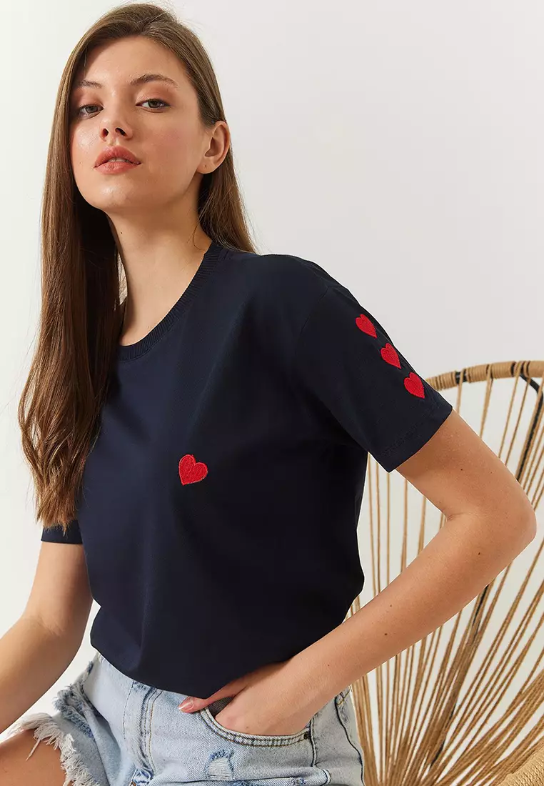 Women's Heart Embroidered T-Shirt 60602008