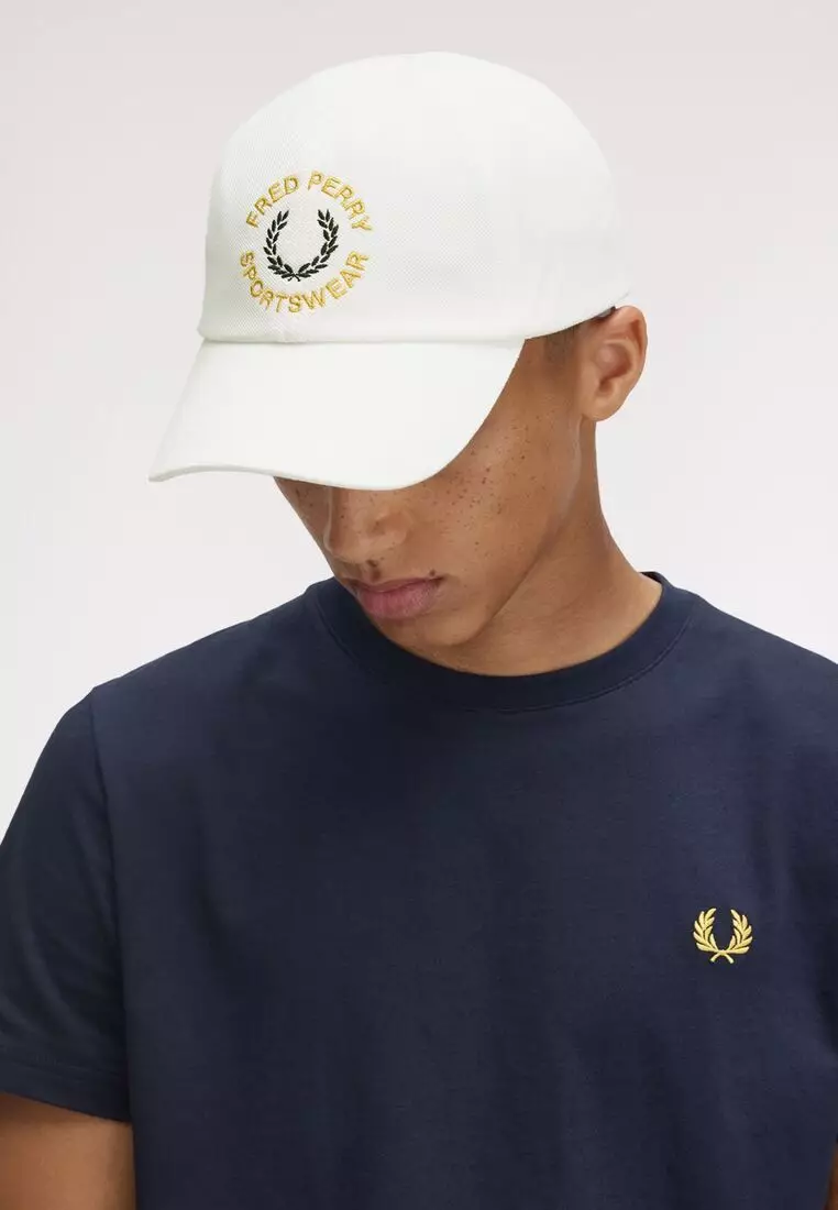 Fred Perry HW9676 FP SPORTSWEAR GRAPHIC CAP (SNOW WHITE)