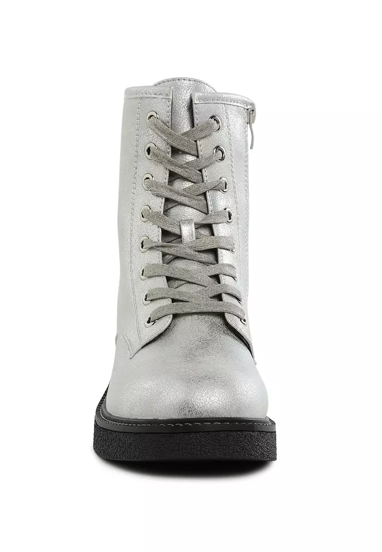 Sepatu Bot Renda Tekstur Metalik dalam Warna Perak