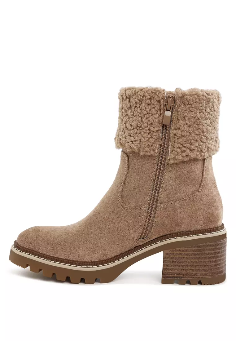 Sepatu Bot Detail Bulu & Bordir Tiruan dalam warna Krem