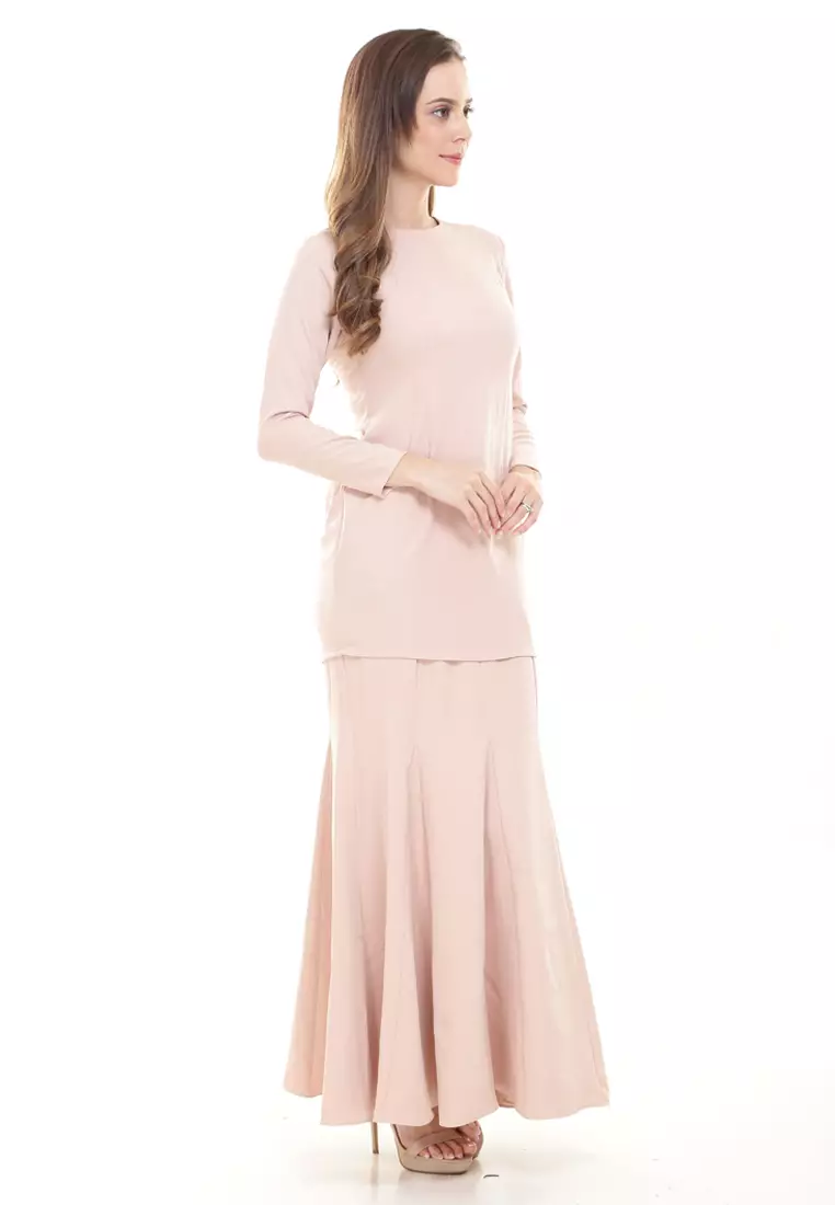 Rina Kurung in Nude