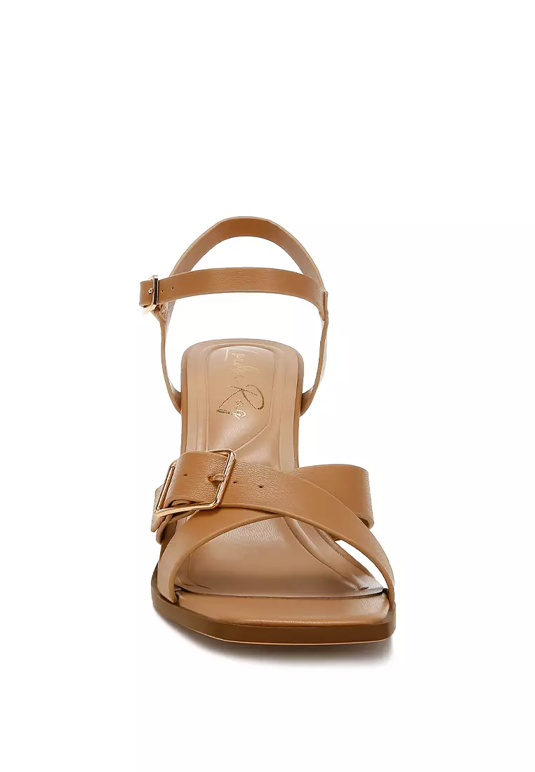 Sandal Kulit Imitasi Detail Gesper dalam Warna Unta