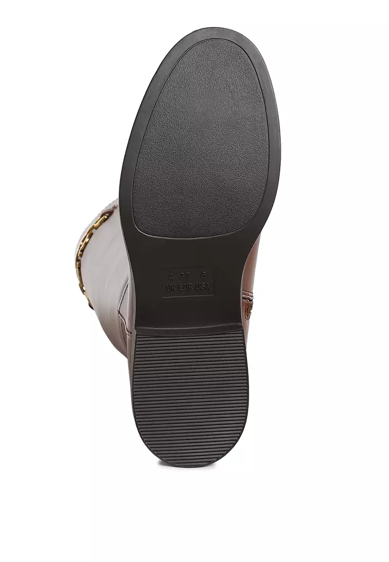 Sepatu Bot Betis Berdetail Rantai Logam Warna Tan