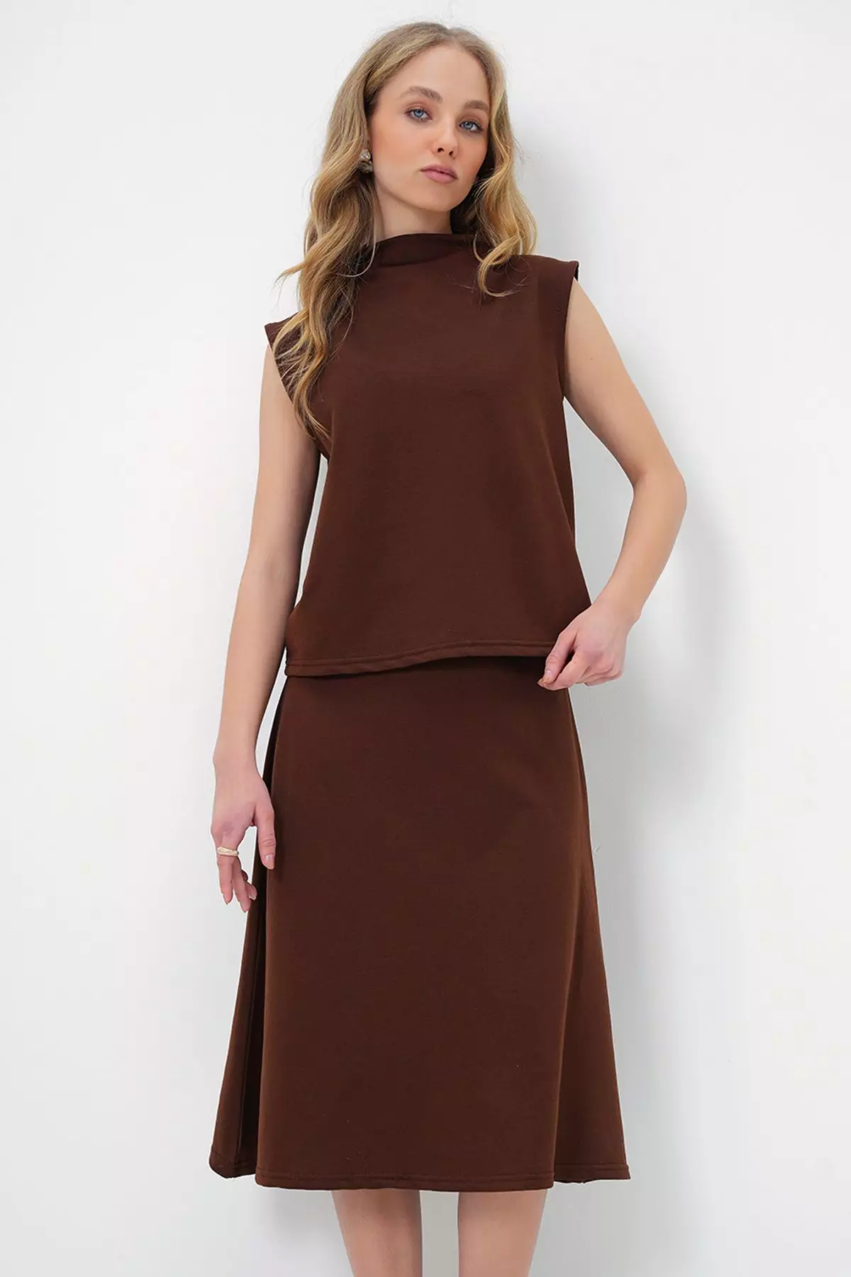 Women's Brown Stand Collar Sleeveless Blouse Skirt Set