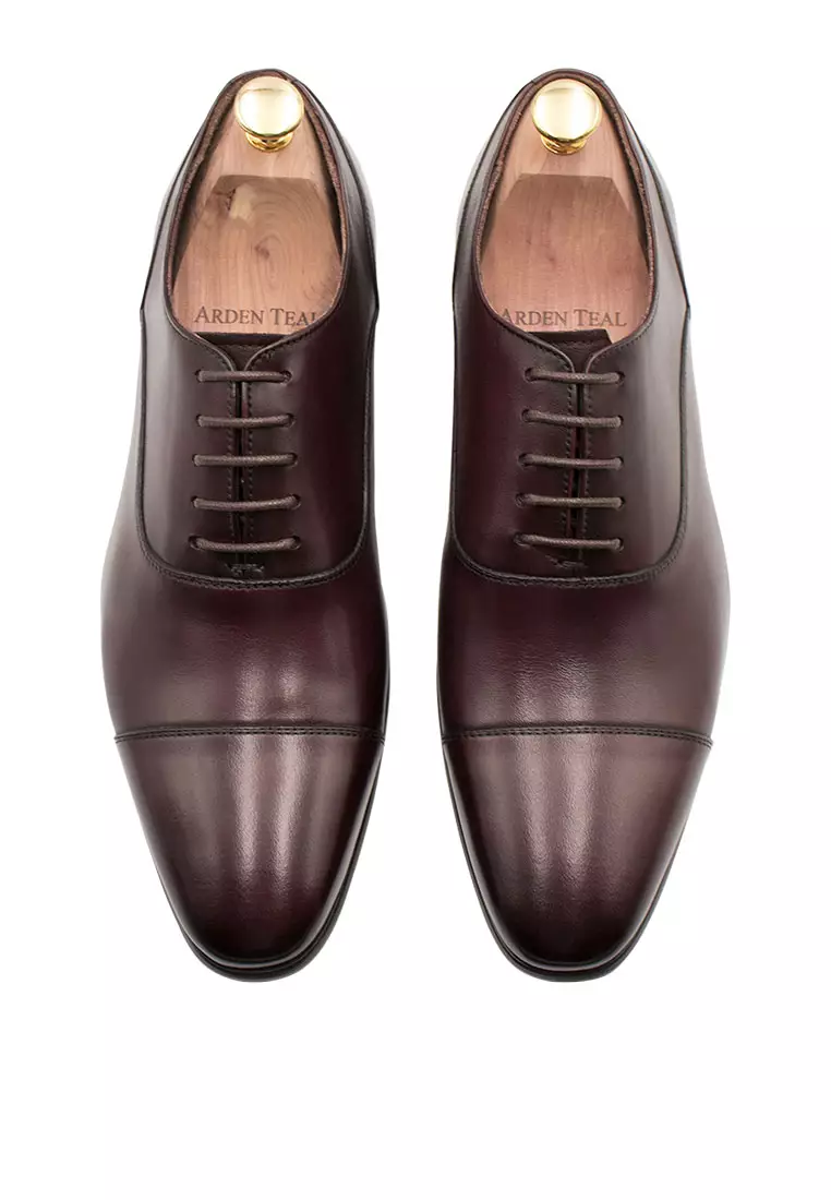 Calafate Straight Cap Burgundy Oxford