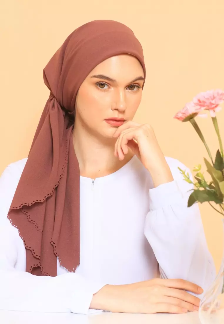 Hijab Segi Empat Lasercut Curly Brown