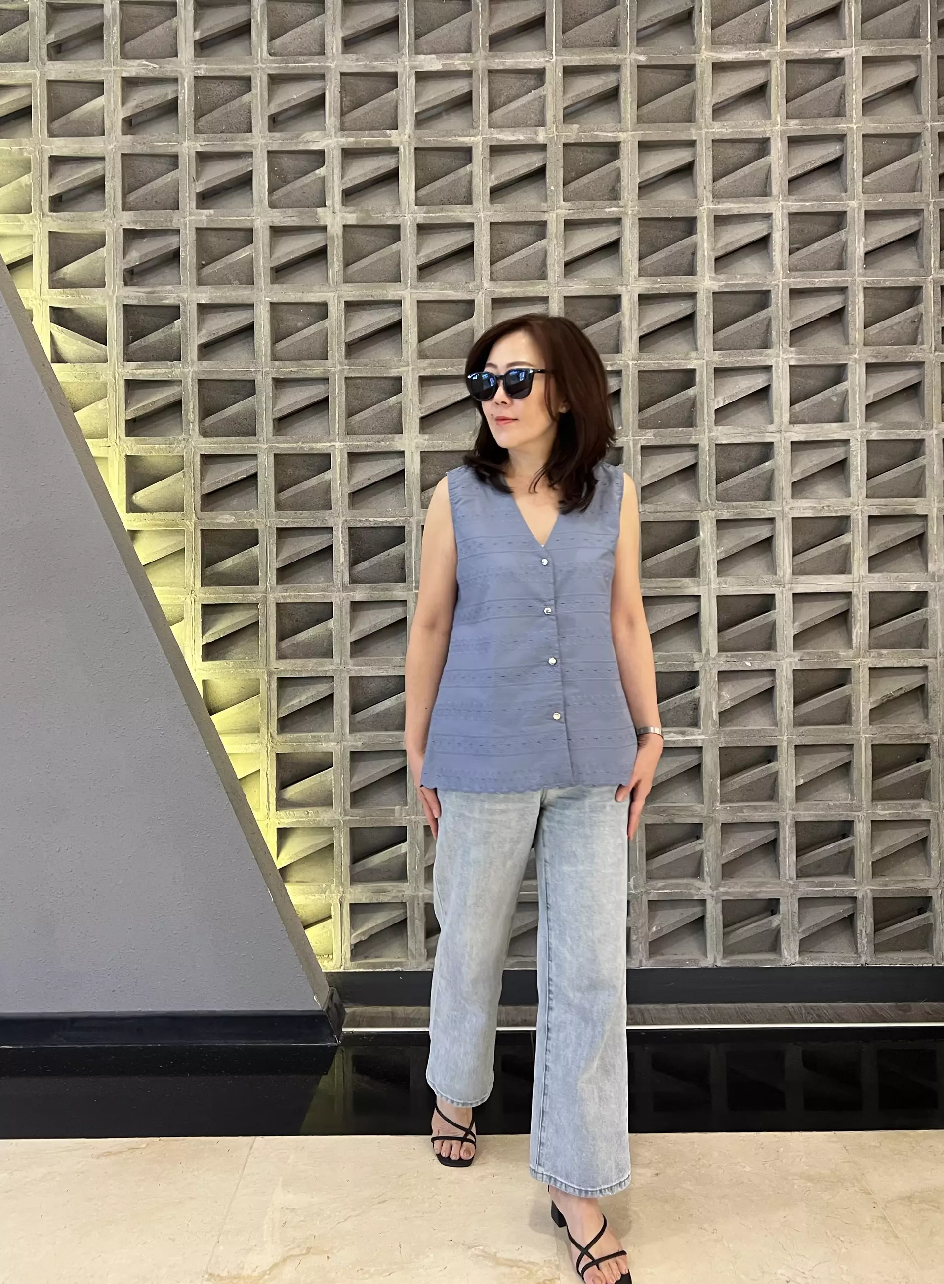 Sleveless Embroidery Cotton Blouse