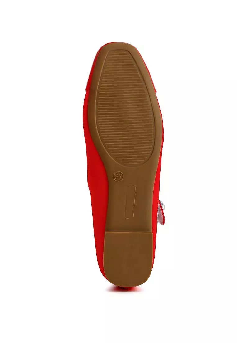 Sepatu Mary Jane Satin Ujung Paten Merah