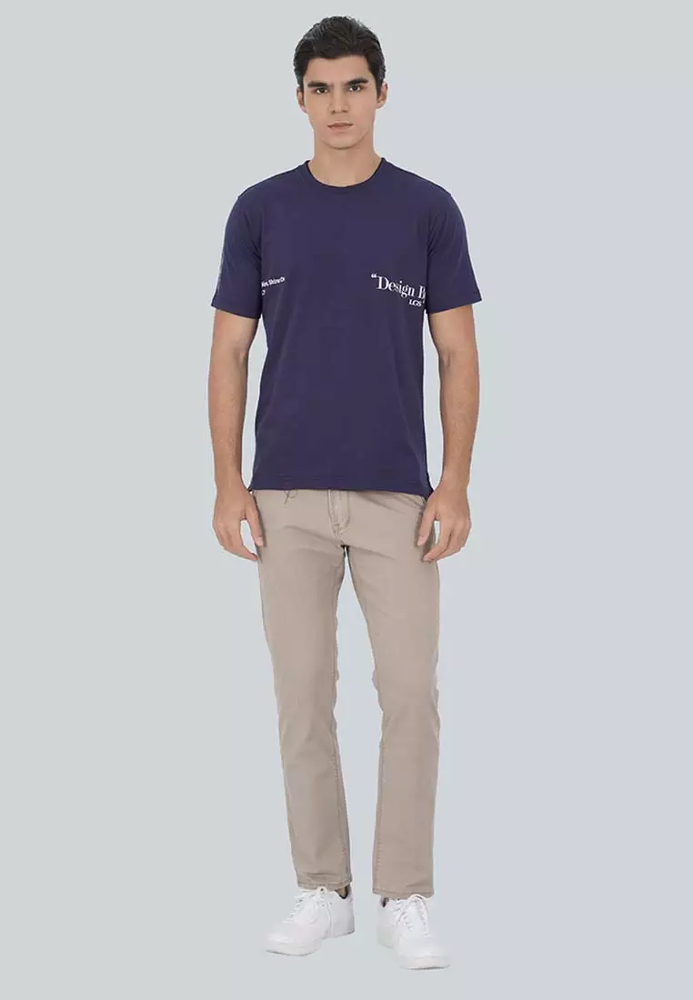 LGS - Kaos Casual Pria - Motif Grafis Tulisan - Katun - Warna Biru Navy - Reguler Fit - JTS.322.S3568F.01.C