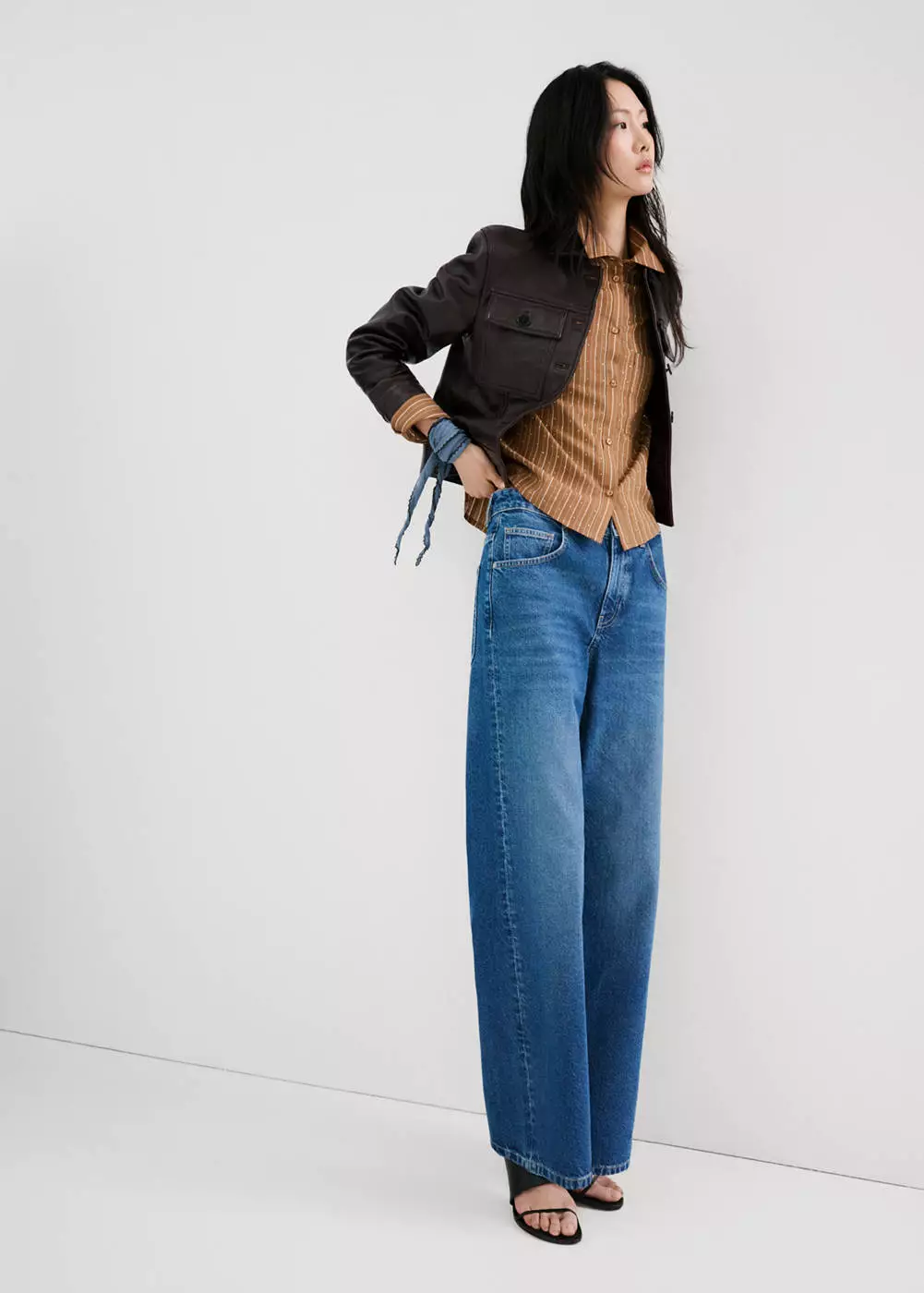 Kemeja bergaris dengan detail strass