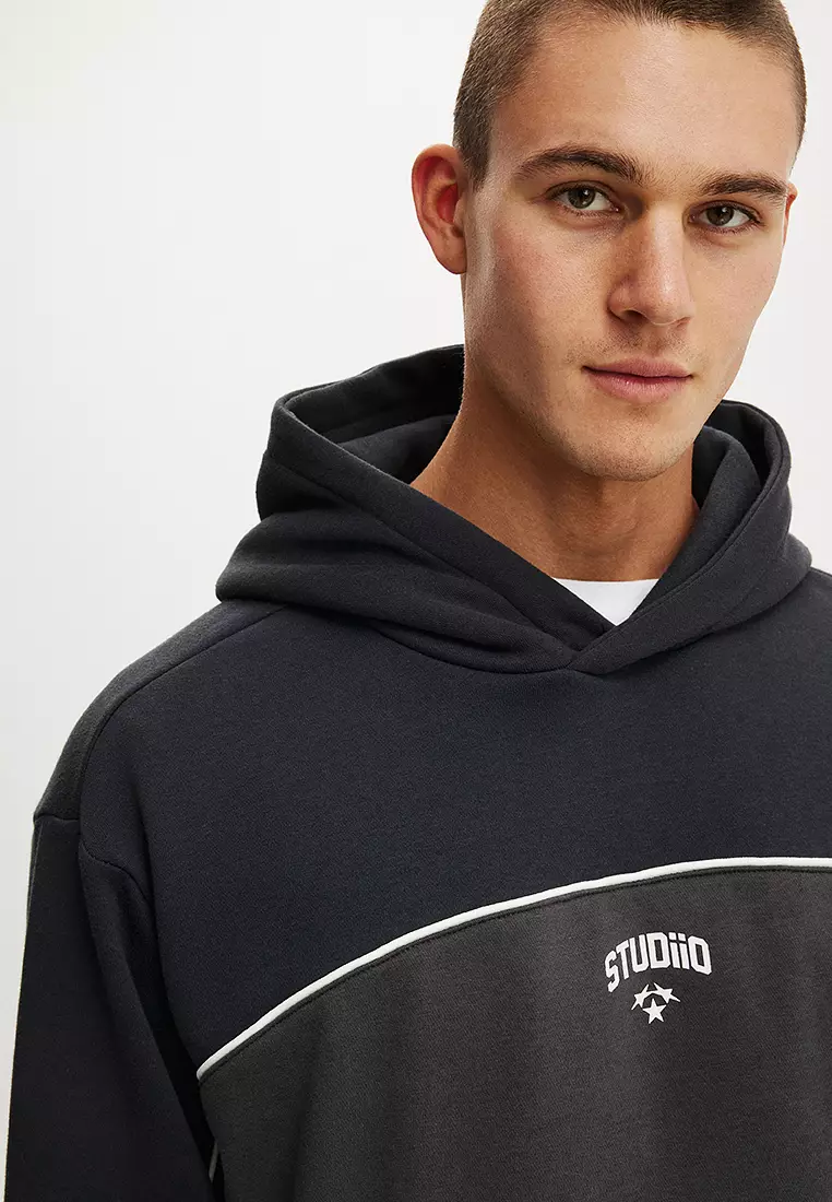 Cropped Fit Graphic Hoodie