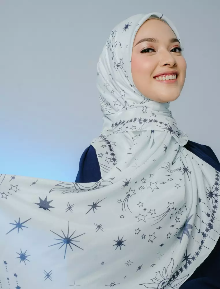 AMBERLY Scarf Offwhite - Kerudung Hijab Segiempat Motif With Pouch Ziplock - Bahan Poly Fine - Ukuran 110x110