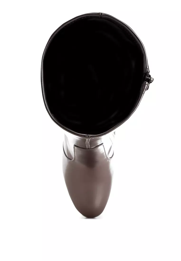 Sepatu bot panjang berbahan kulit metalik dari timah