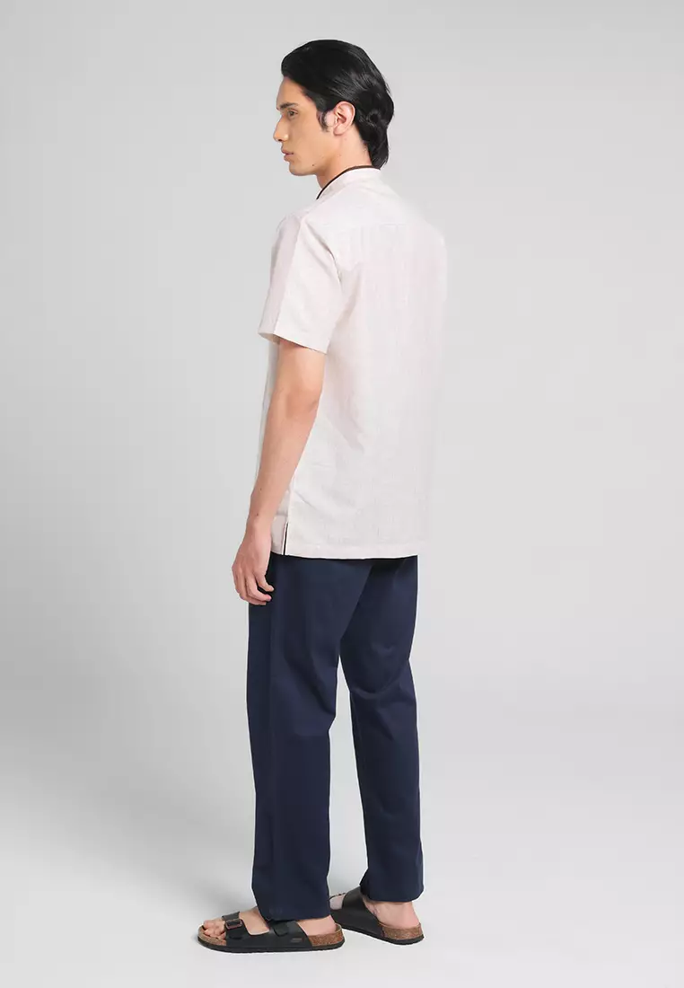 MANZONE X Adipati Dolken - Kemeja Koko Lengan Pendek Pria Bunni Modern Fit - Khaki Warna Khaki